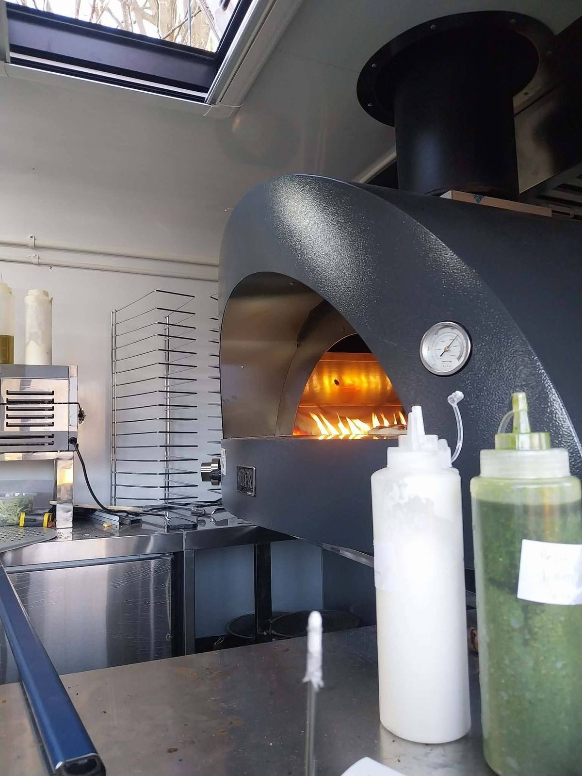 Stenovnspizza bagt direkte i Forni Pizzas foodtrailer